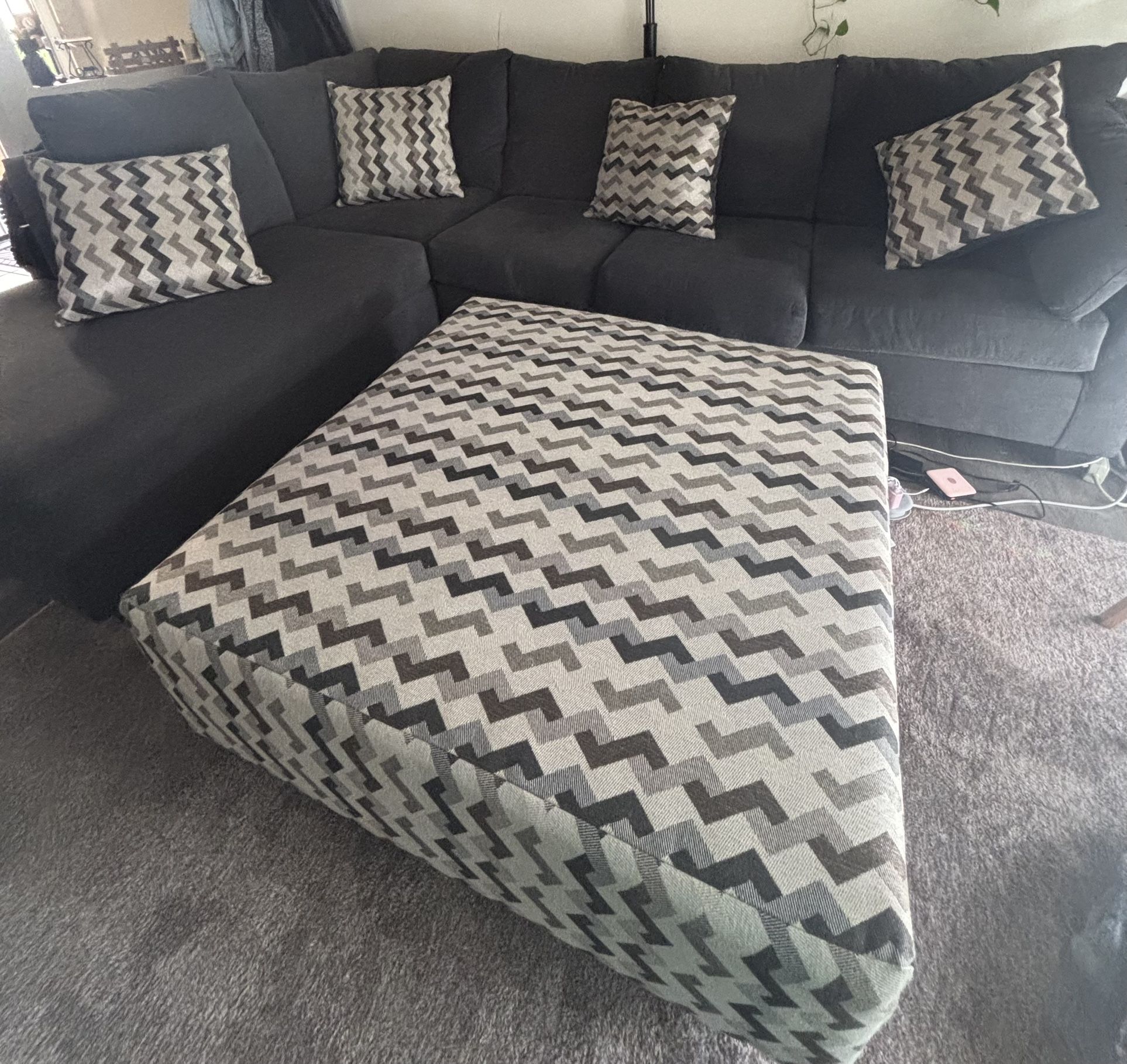 Like new, 3 Piece Sectional w/pillows