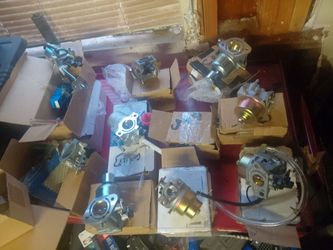 Lot of 12 small engine carburetors