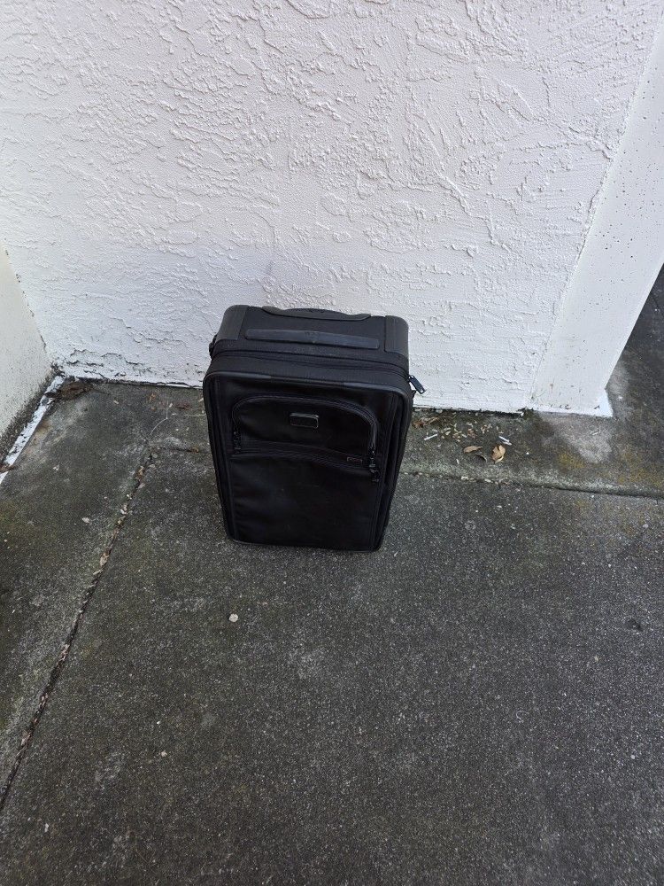 Tumi alpha II "2" carry on 20" luggage on 2 wheels good condition black bag
Pre owned with little signs of usage Overall condition is very good.