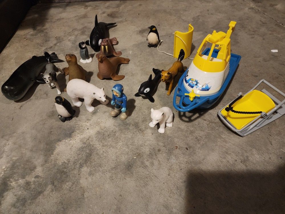17 Piece Alaskan Toy Set With Ship, Dog Sled & Anilmals