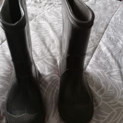 Black  Rain Boots  Size 7 Child  Pick  Up  In  Clovis  Sunnyside  Herdon 