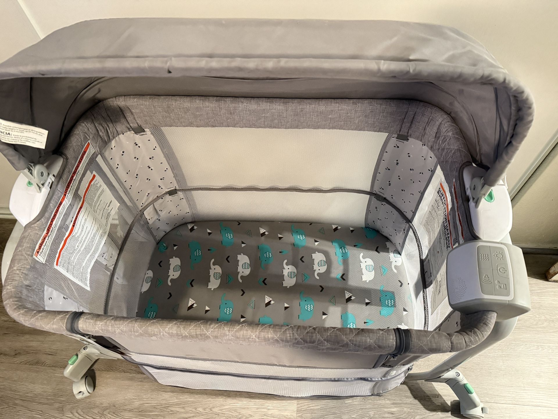 Selling A Bassinet Used But Looks New 