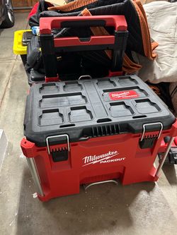 Milwaukee Rolling Packout Box
