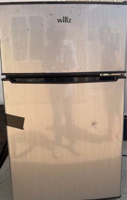 Mini fridge with freezer