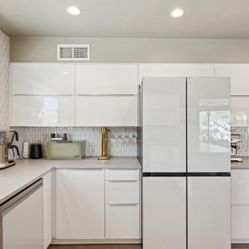 Samsung Counter Depth Refrigerator – Ice Maker/Water – Excellent Condition