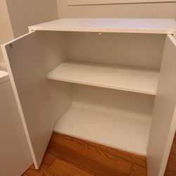 Gabinete Blanco Con  Puertas Y Repisa Interna. Small White Floor Cabinet With Doors And Shelf