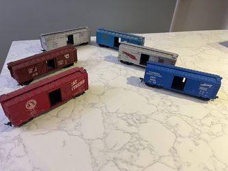 Lot of 6 HO Scale Model Train Box Cars “Sliding Doors”