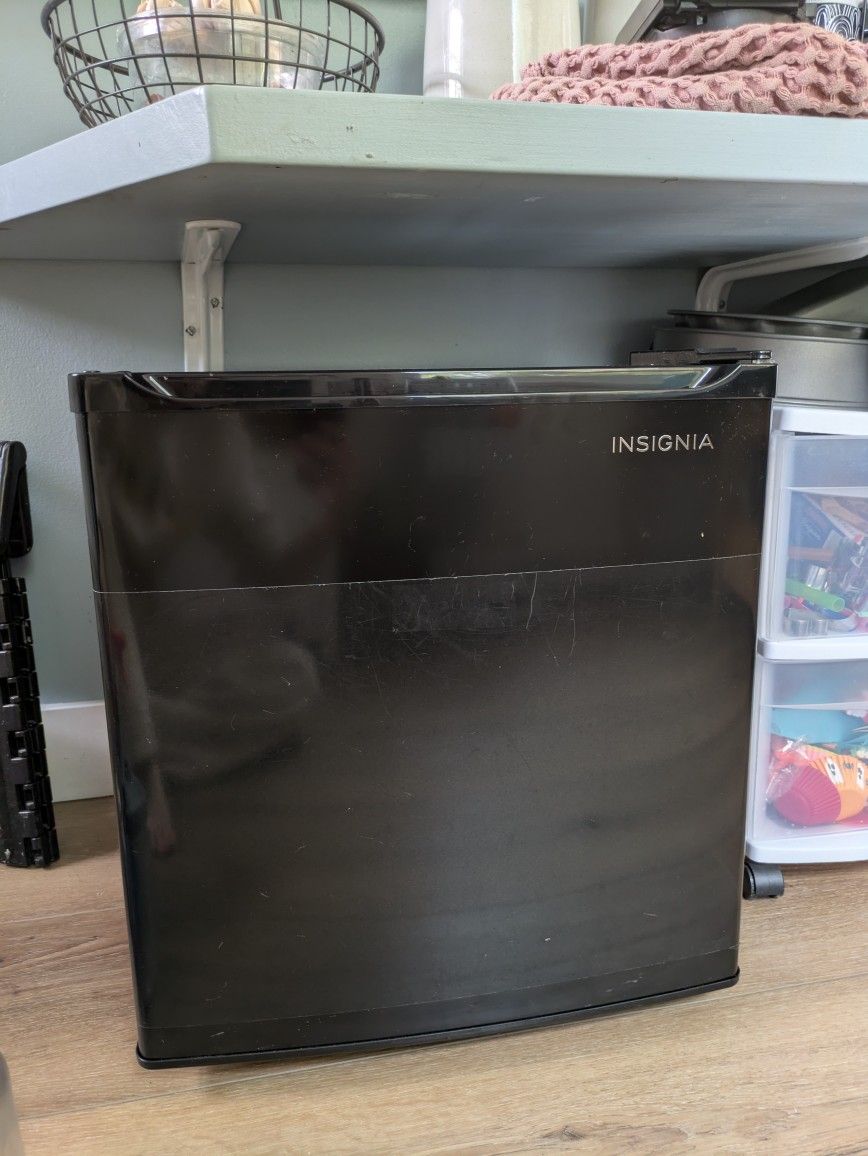 Mini Fridge Black -- Canoga Park Pick Up