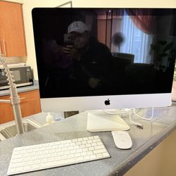 iMac With Retina 21.5 Inch