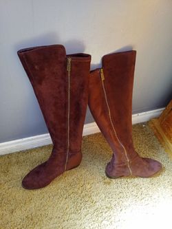 Size 6M women Tall Suede Knee-High Boots with Gold Zipper