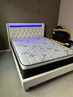 Queen bed frame with led lights/ Mattress Included.  
New in a box 
We offer same Day Delivery  


Cama Queen con Luz led Colchon Incluido
Nueva en ca