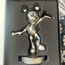 D23 Gold Member Collector - Leader Of The Club Milestone Statue