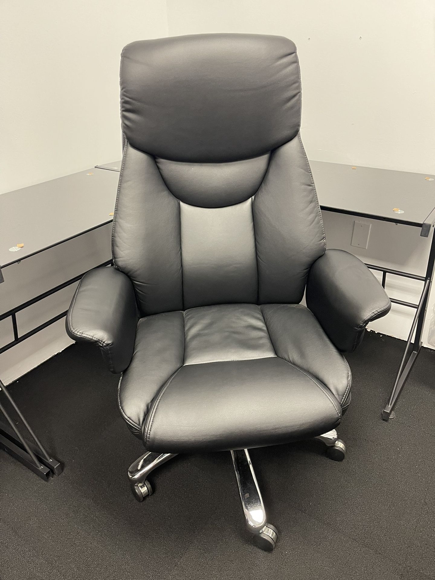 SLIGHTLY DAMAGED BLACK EXECUTIVE OFFICE CHAIR 