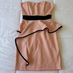 Elegant Peach Strapless Peplum Cocktail Dress with Black Accent Trim – Chic, Flattering & Statement-Making ✨ - Small