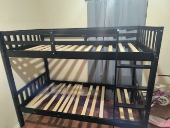Twin bunk bed
