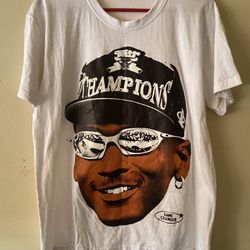 The t-shirt in the image is a Michael Jordan "6 Rings" graphic t-shirt.size L