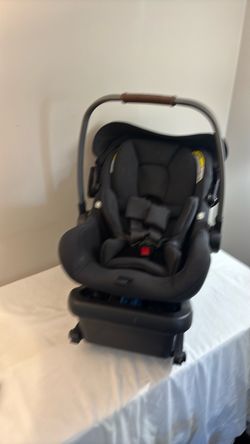 Nuna Pipa Lite Baby Car Seat with Base - Caviar Black - Expires 2028