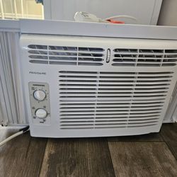 Small room air conditioner 