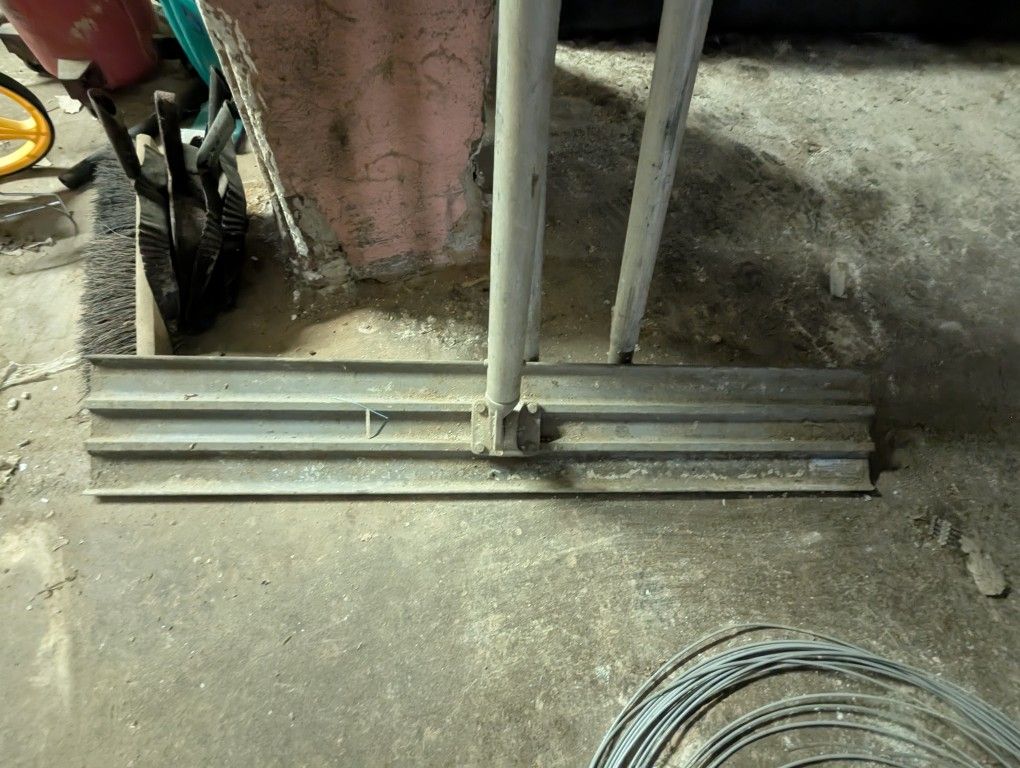 Cement Finishing Screed With 3 Poles
