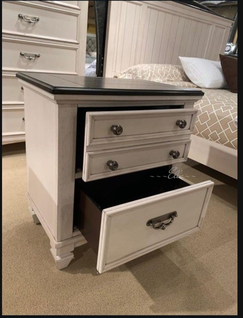 ❤️Sawyer Antique White/Brown Nightstand
Crown Mark