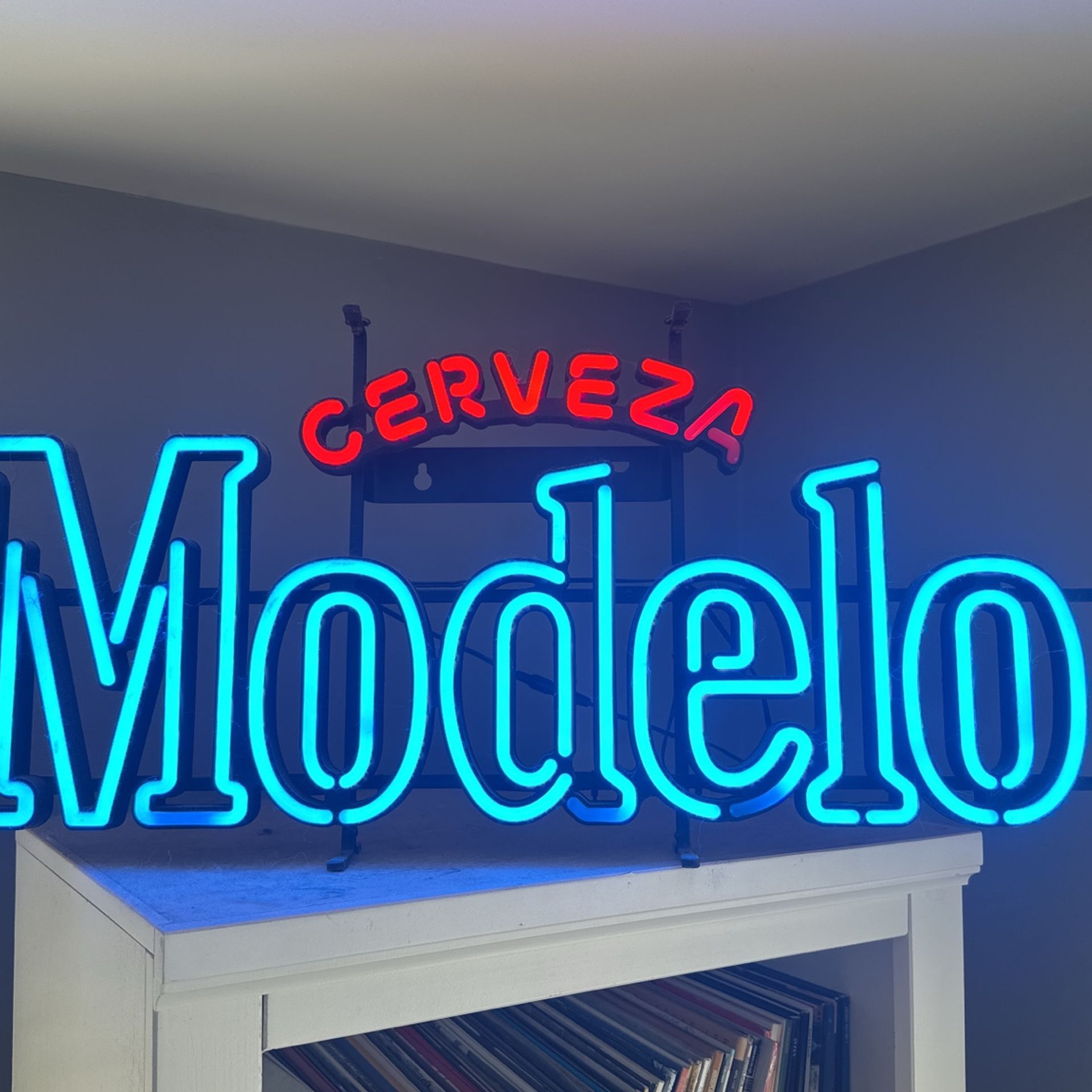 Neon Modelo Bar Sign