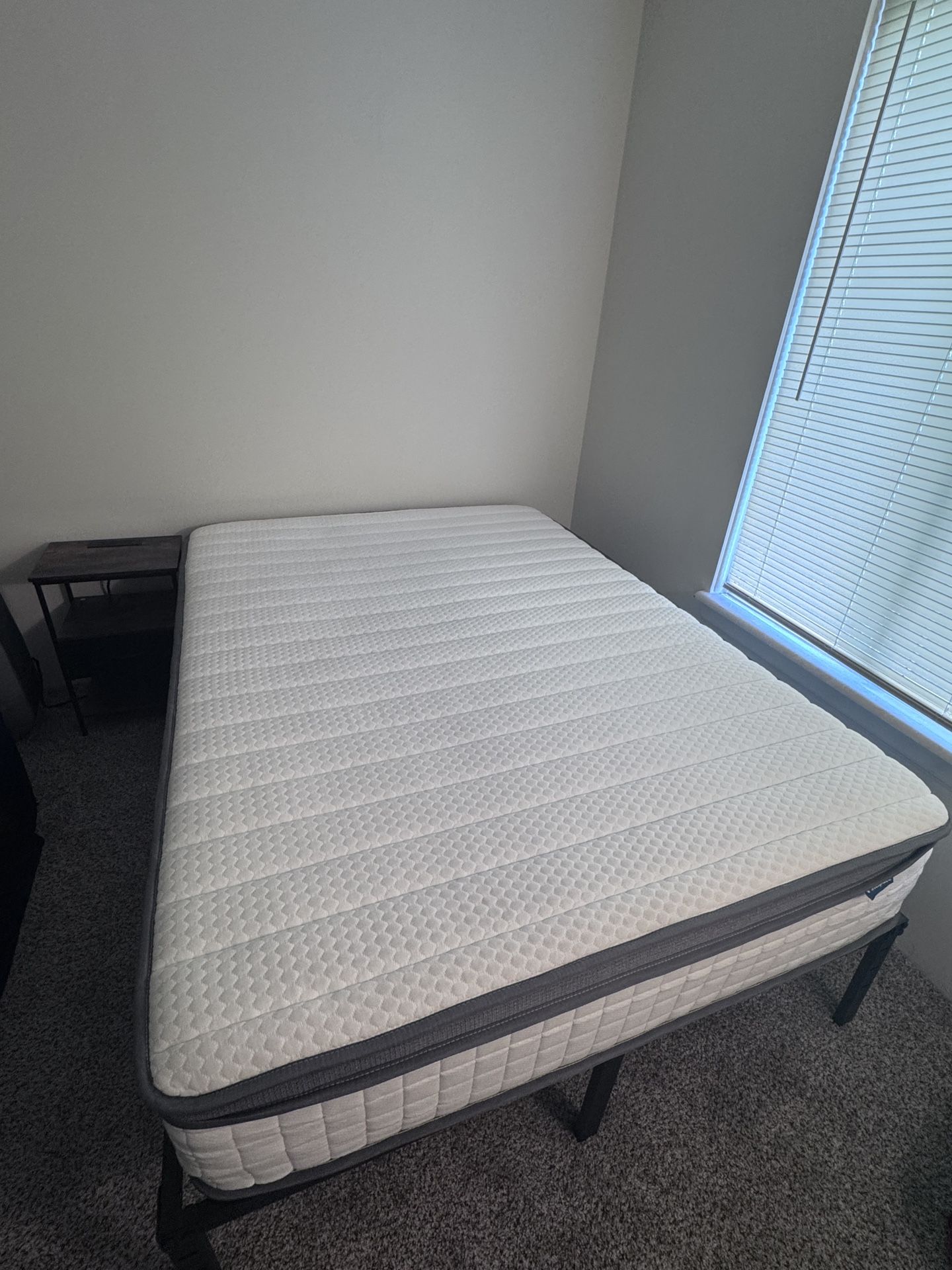 Full Size Mattress – 12” Memory Foam Hybrid, Like New