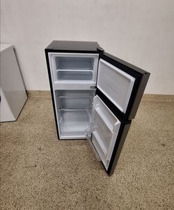 Hisense 
4.4 Cu. Ft. Mini Fridge / Freezer
