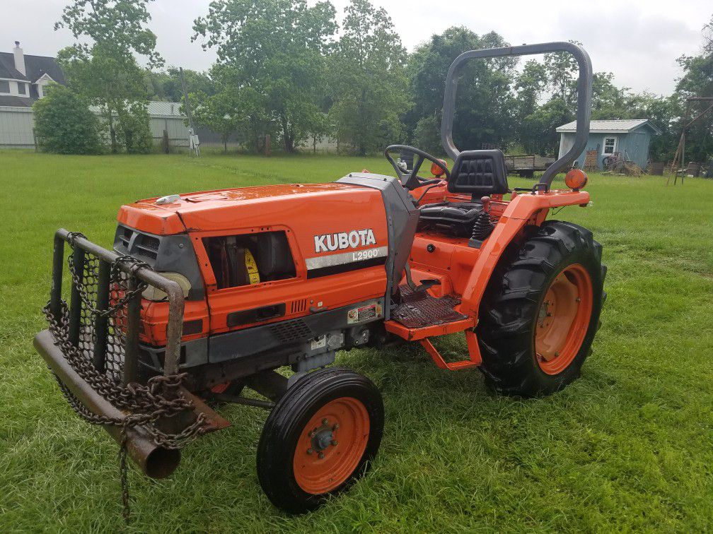 Kubota L2900 Tractor and 4 Implements