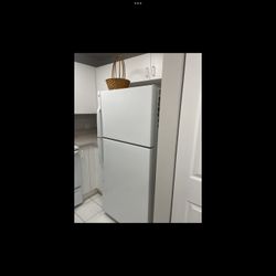 Refrigerator Freezer With Built In Icemaker