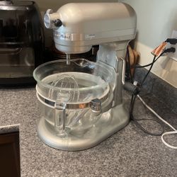 Kitchen Aid 5 Qt professional Mixer 