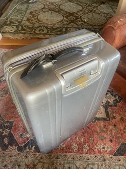 Zero Halliburton silver, full size, polycarbonate 4-wheels Carry  Suitcase