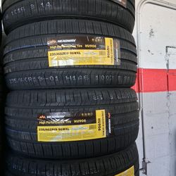 Vendo Un Set De Llantas Nuevas HEADWAY 235/40ZR19 Instaladas Y Balansiadas Con 50 0000 Mil Millas De Garantía Las 4