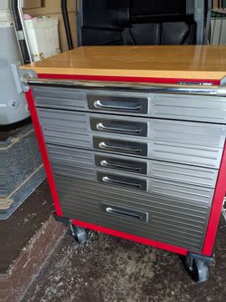 Tool box tool chest on wheels very good condition but NO KEYS