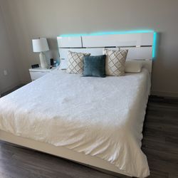 “Cama King con Mesita de Noche Moderna Blanca”