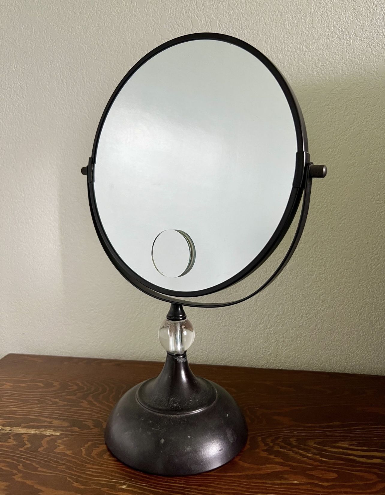 dual vanity magnifying makeup mirror