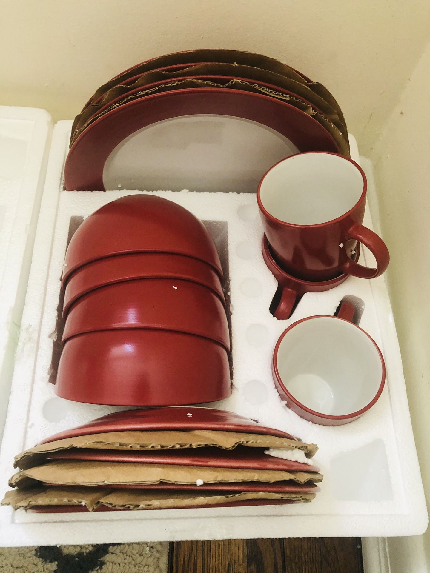 Dinnerware set of 15 pieces.