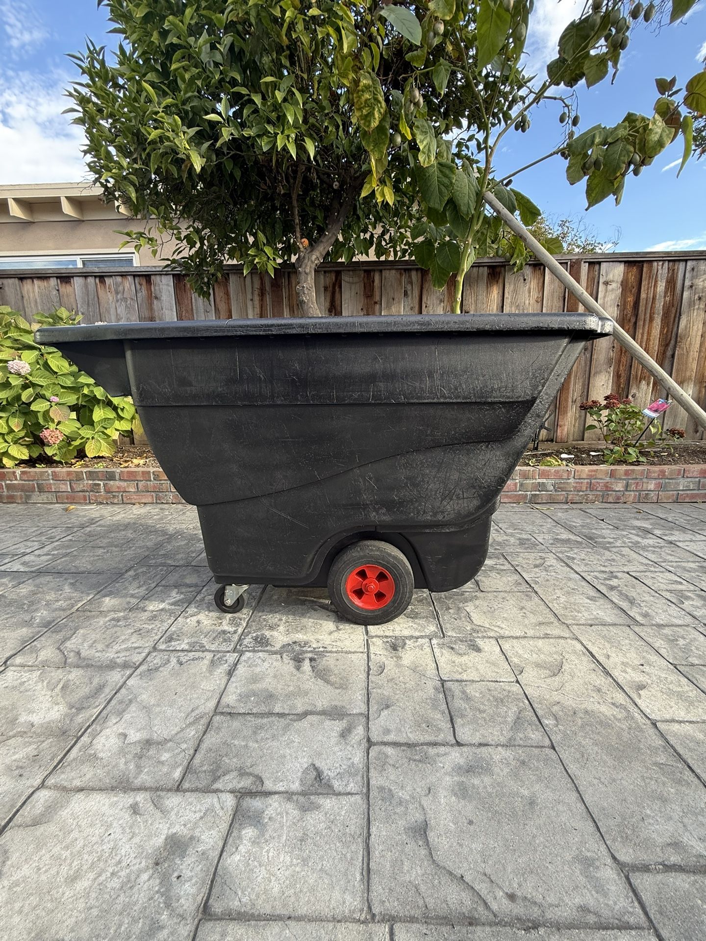 Rubbermaid® FG9T1400BLA 0.5 Cubic Yard Heavy Duty Tilt Truck (850 lb.)