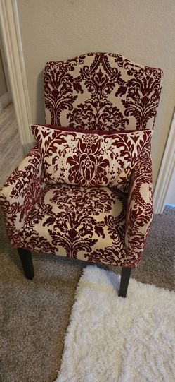 😍 Gorgeous Chenille Damask Burgundy and cream chair with pillow