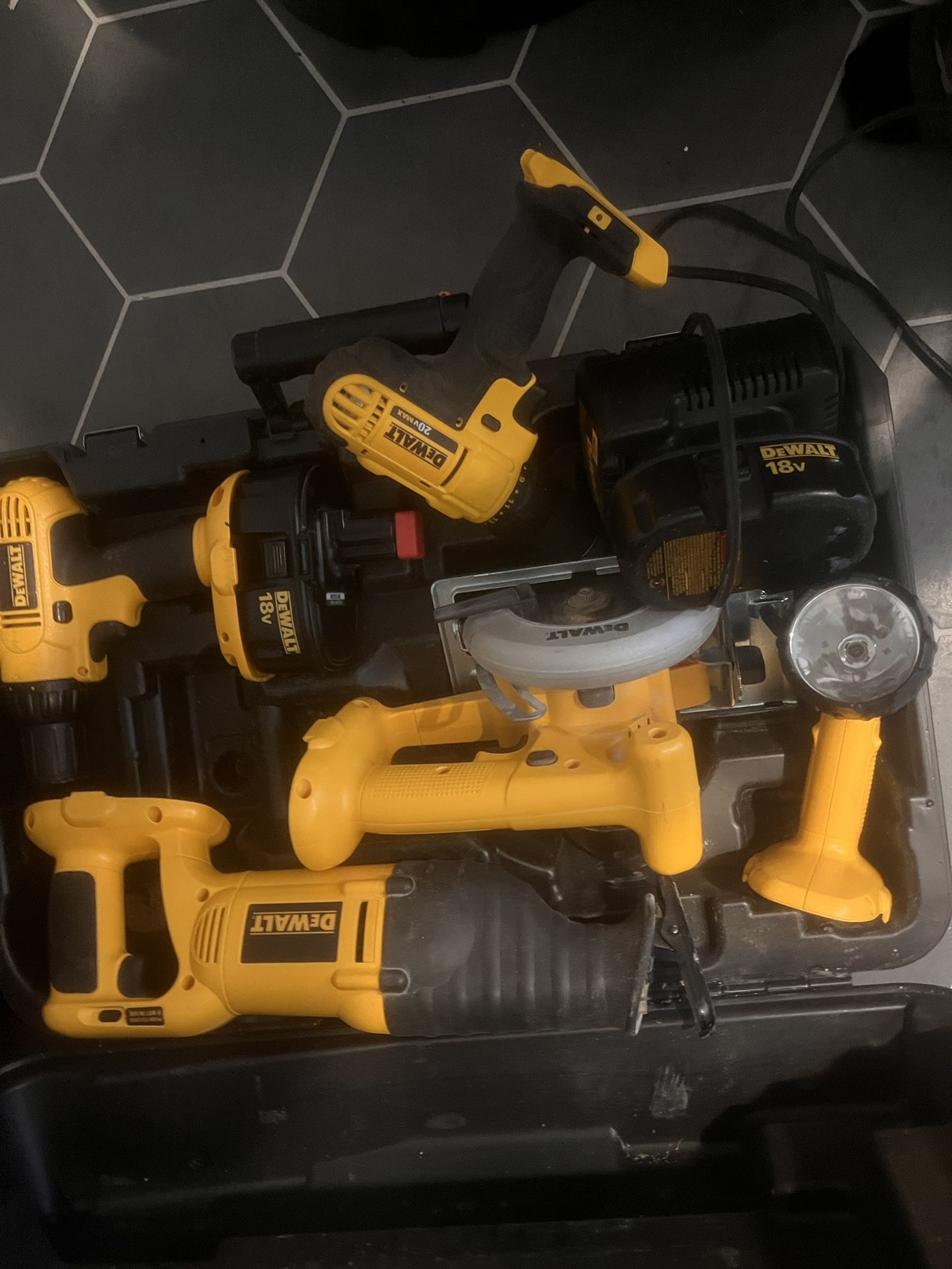 Dewalt Set 2 Drills And 2 Saws 2 Batteries 1 Charger And Light 