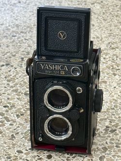 Yasicamat 124G vintage Japanese medium format TLR Camera and accessories- EUC