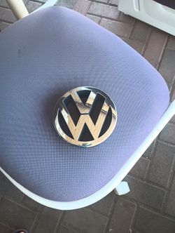 2007-2011 VW EOS Front Grille Emblem Badge Logo 1T0 853 601  OEM 07 08 09 10 11