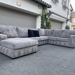 Huge Light Grey Sectional Couch Sofa From Ashley Furniture In Excellent Condition - FREE DELIVERY 🚛