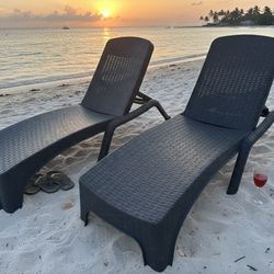 2-piece set of reclining outdoor chaise lounge chairs