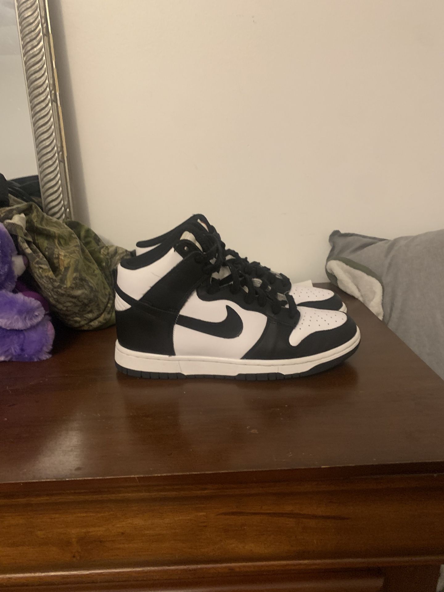 Black and white dunks size 9