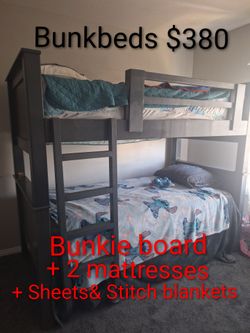 Twin bunkbeds