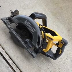 Dewalt  ;  Circular Saw.