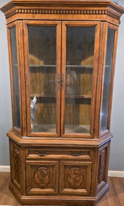 Bernhard China Hutch