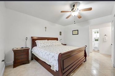 Solid Wood King Bedroom Set – Bed Frame, 2 Nightstands & Dresser (Mattress NOT Included)
