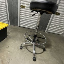 Este taburete giratorio ajustable 