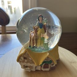 VINTAGE DISNEY Snow White With Dopey Snow Globe